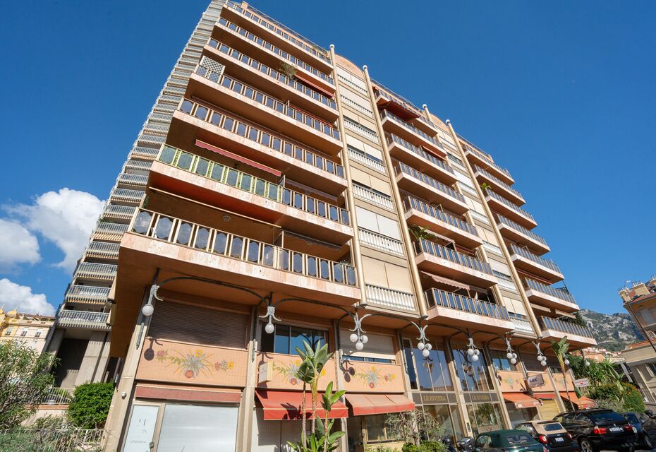 Dans un immeuble en plein centre de Monaco grand 3 pièces avec vue panoramique