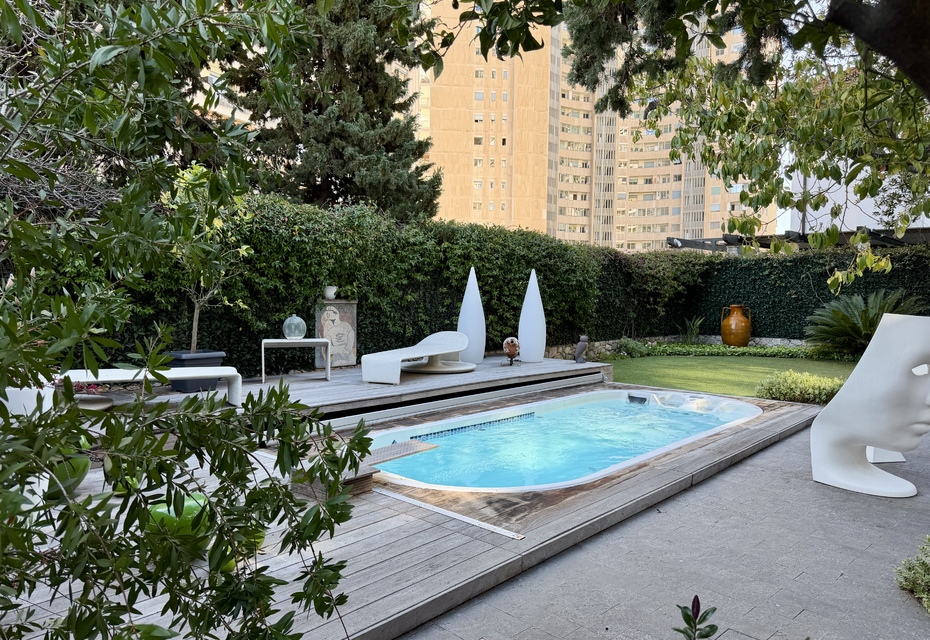 Villa rénovée avec jardin, piscine chauffée et garage pour 4 véhicules